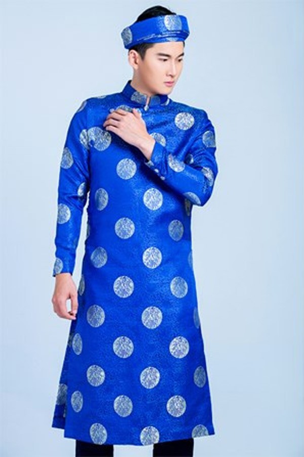 青いアオザイを着たベトナム人男性
